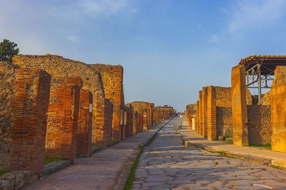 Pompeii and Naples full day